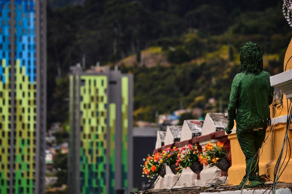 Alquilar vs. Comprar en Bogotá. Una señora mirando un apartamento en venta en Bogotá.